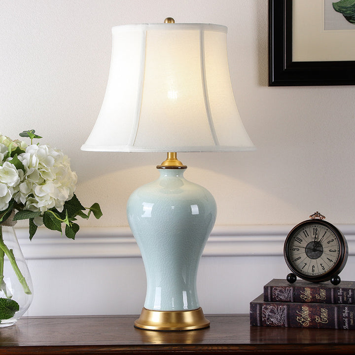 Elegante Keramik Tischlampe mit goldenen Akzenten