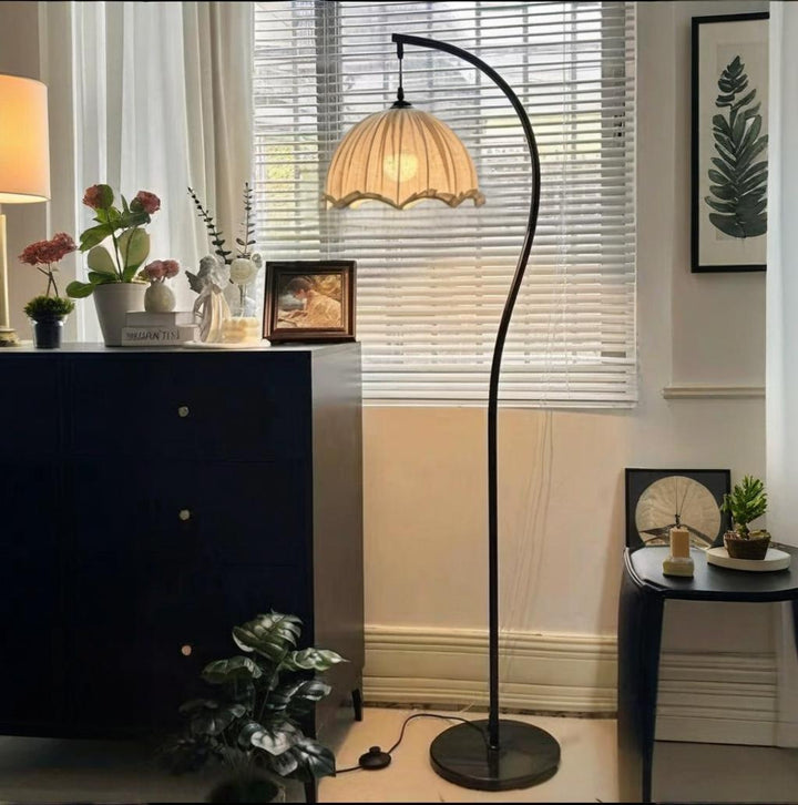 Gekrümmte Stehlampe