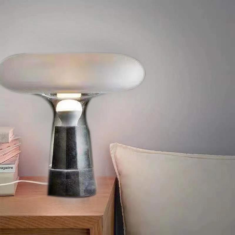 Moderne Glastischlampe mit Marmorfuß