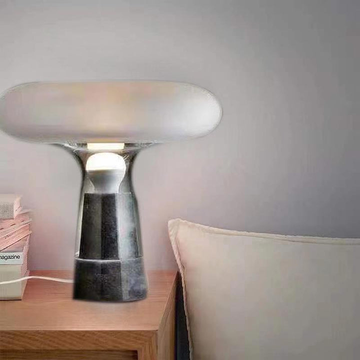 Moderne Glastischlampe mit Marmorfuß