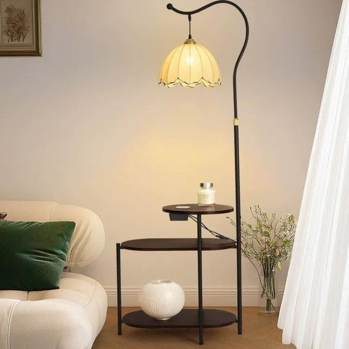 Stehlampe mit integriertem Beistelltisch