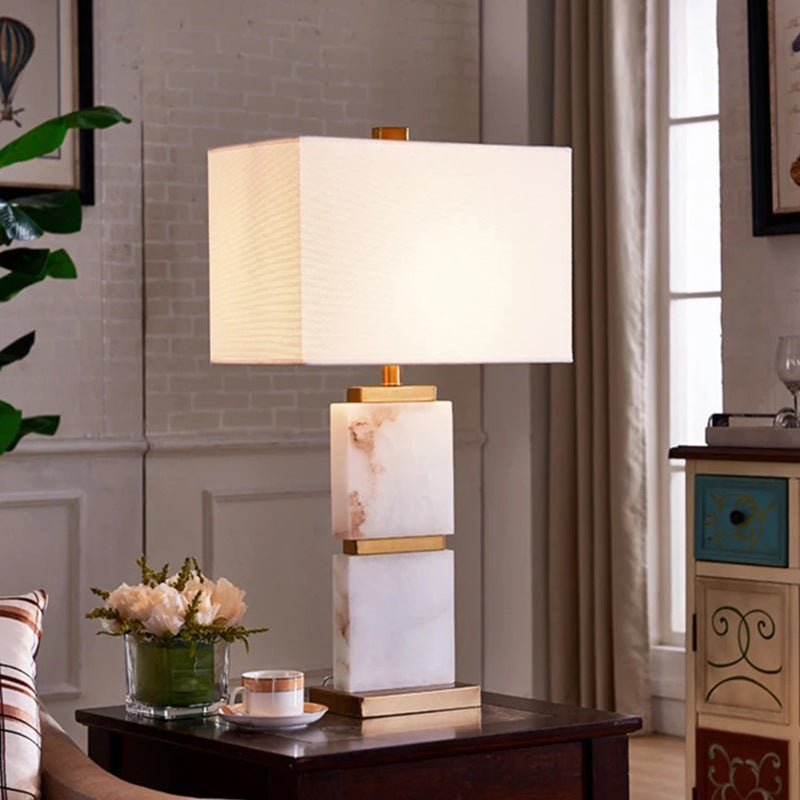 Moderne dekorative Tischlampe mit Marmorbasis und elegantem Schirm