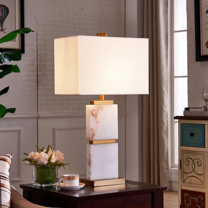 Moderne dekorative Tischlampe mit Marmorbasis und elegantem Schirm