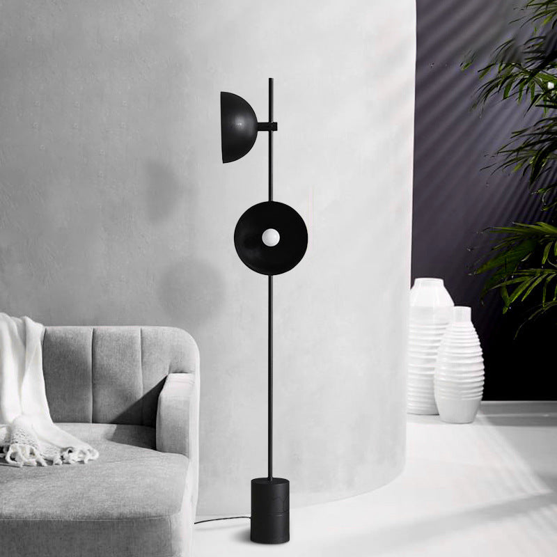 Moderne elegante Stehlampe mit verstellbarem Schirm