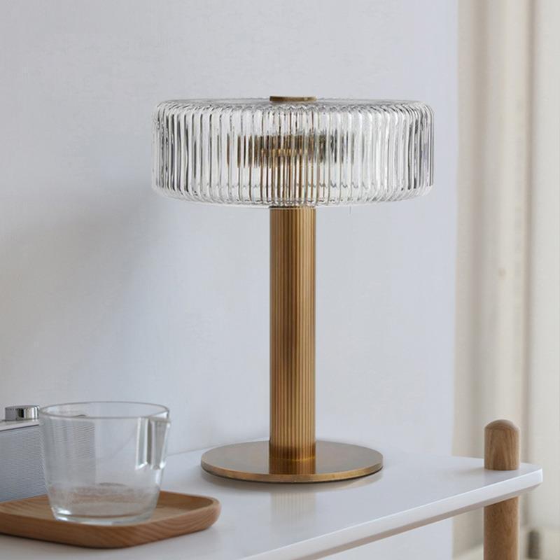 Elegante gerippte Glas- und Gold-Tischlampe