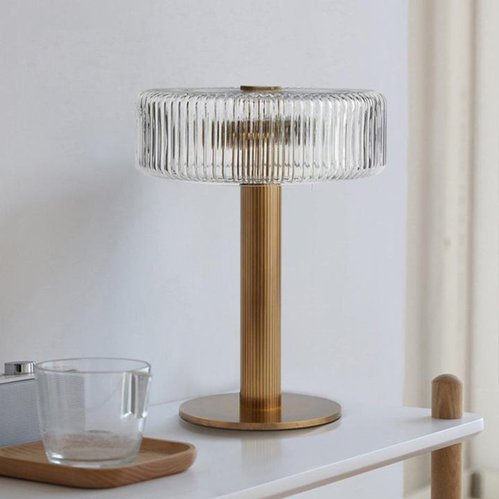Elegante gerippte Glas- und Gold-Tischlampe