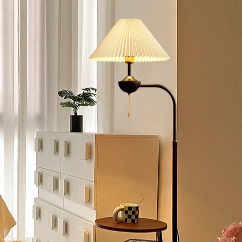 Elegante Stehlampe mit plissiertem Schirm