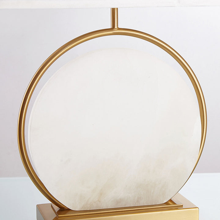 Moderne Tischlampe mit kreisförmigem Sockel und Stoffschirm