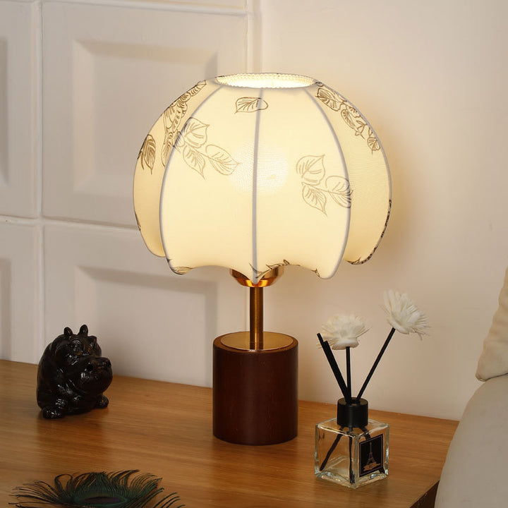 Skulpturale Tischlampe mit Holzsockel, Messingstiel und Pappteller-Schirm