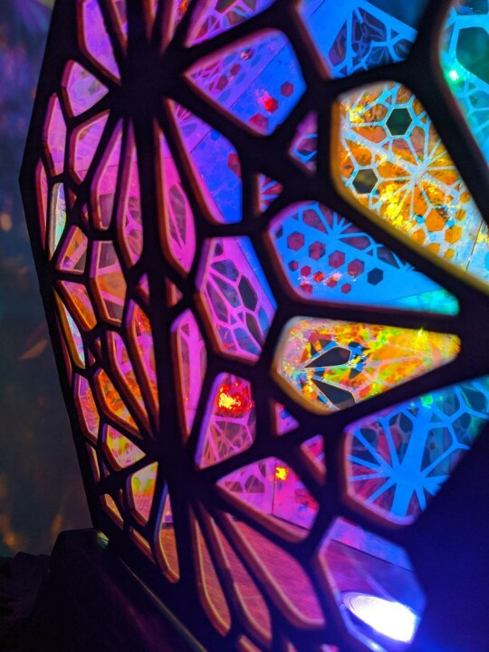 Buntglas Style LED Tischlampe - LumiAura