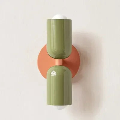 Moderne, minimalistische nordische LED-Wandleuchte in Creme mit zwei Leuchtenköpfen für Wohnzimmer, Schlafzimmer und Arbeitszimmer – ideal als Innendekoration.