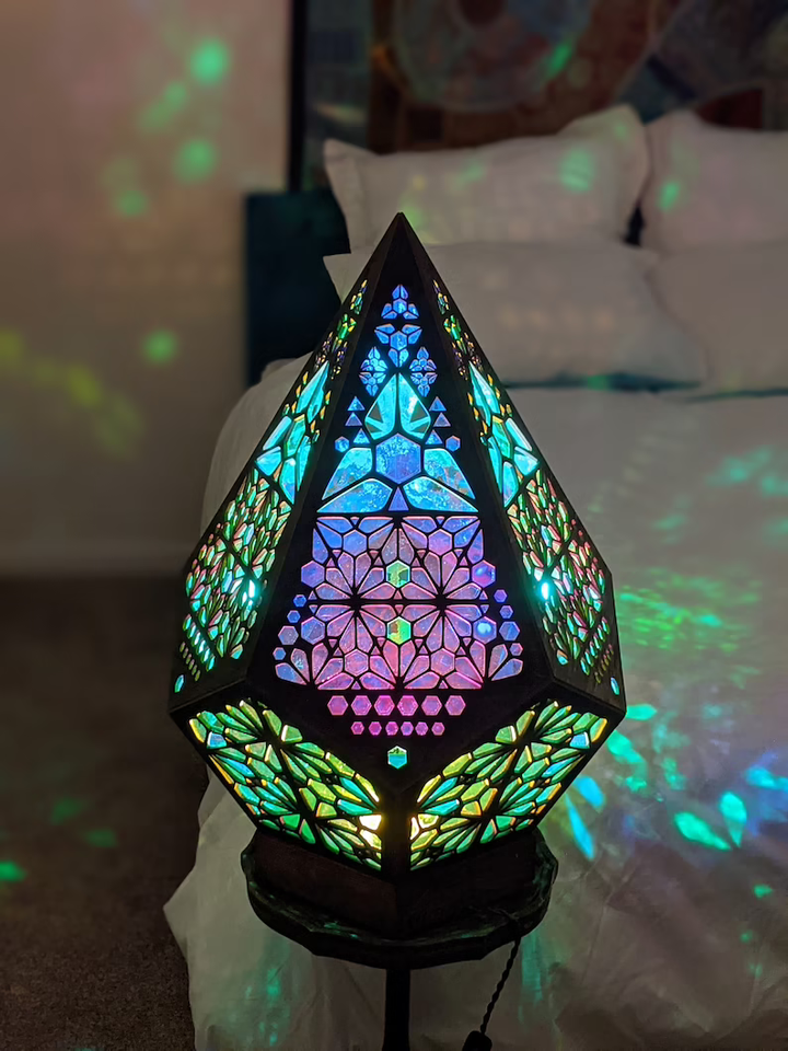 Buntglas Style LED Tischlampe - LumiAura