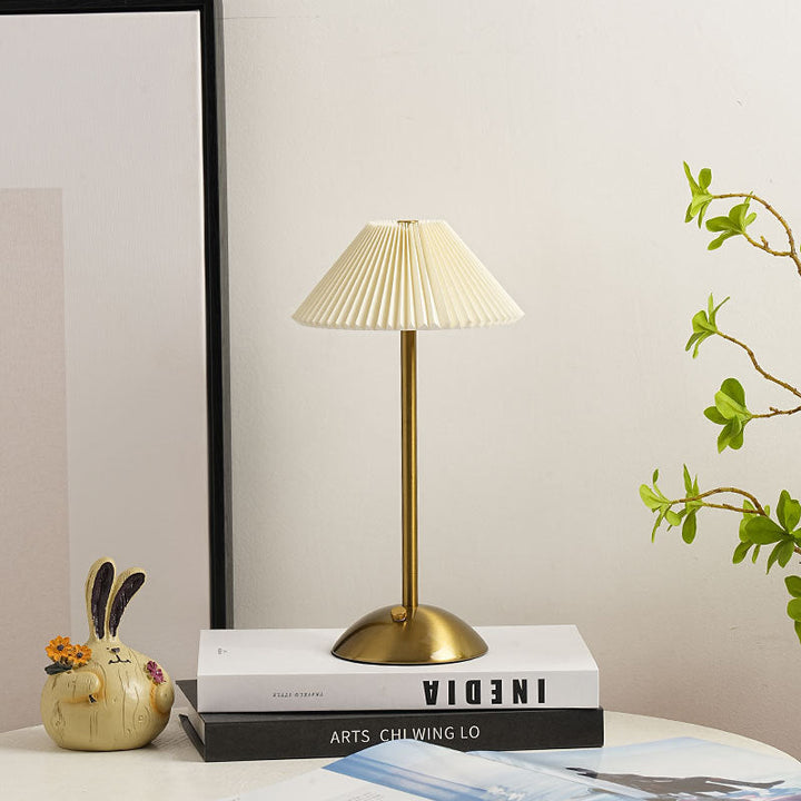 Zeitgenössische skandinavische wiederaufladbare Eisenstoff konisch gefaltete LED Tischlampe für Nachttisch
