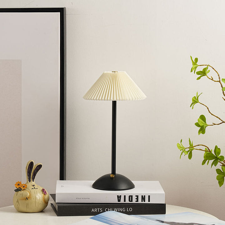Zeitgenössische skandinavische wiederaufladbare Eisenstoff konisch gefaltete LED Tischlampe für Nachttisch