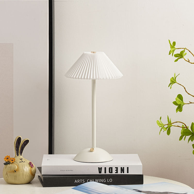 Zeitgenössische skandinavische wiederaufladbare Eisenstoff konisch gefaltete LED Tischlampe für Nachttisch