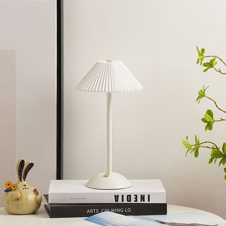 Zeitgenössische skandinavische wiederaufladbare Eisenstoff konisch gefaltete LED Tischlampe für Nachttisch