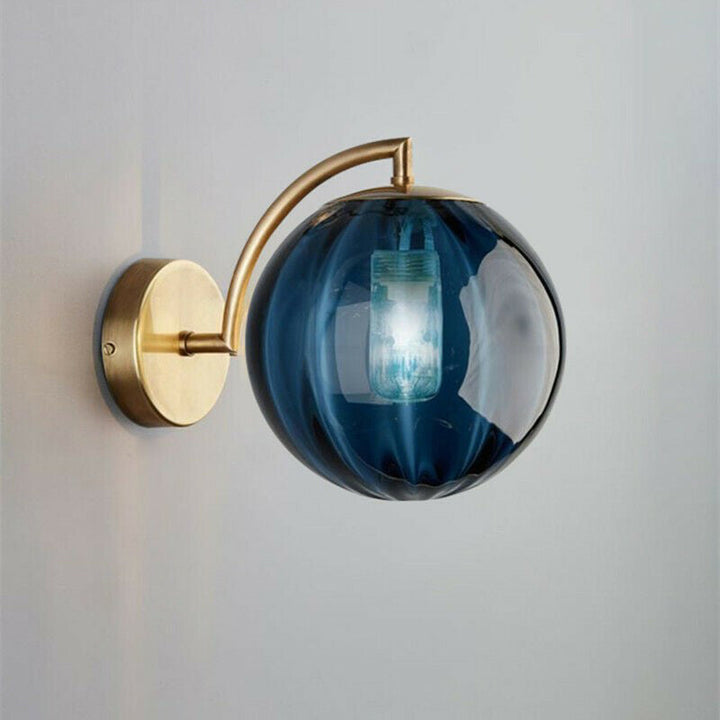 Zeitgenössische skandinavische runde Kugel Eisen Glas 1-Licht Wandlampe für das Wohnzimmer