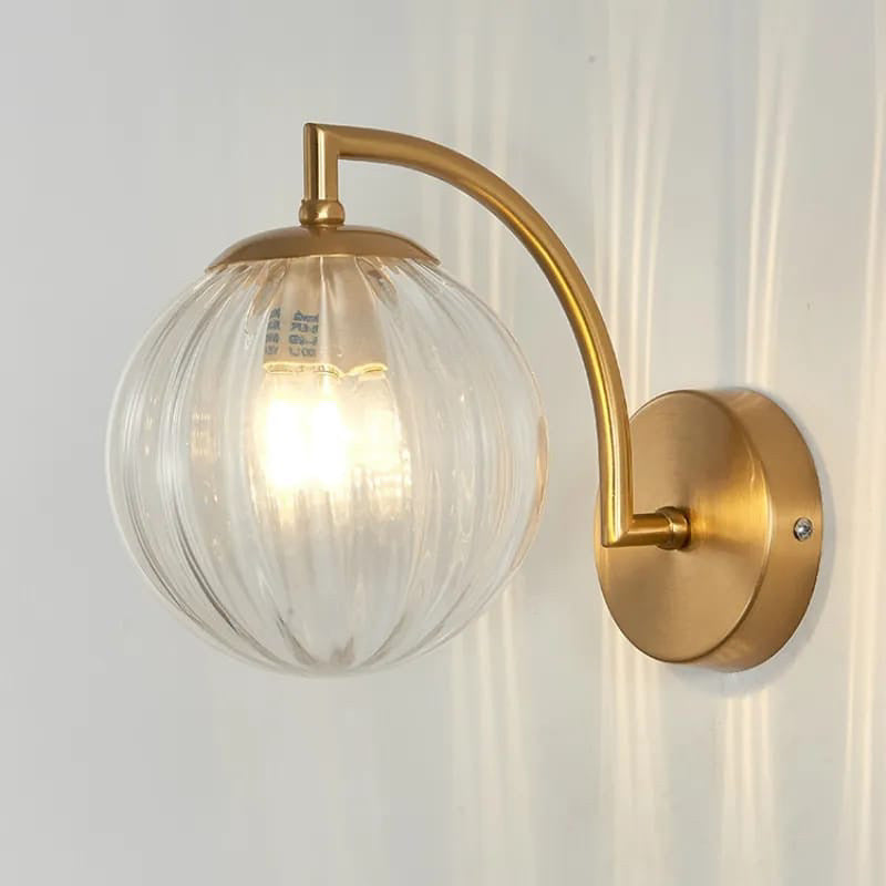 Zeitgenössische skandinavische runde Kugel Eisen Glas 1-Licht Wandlampe für das Wohnzimmer