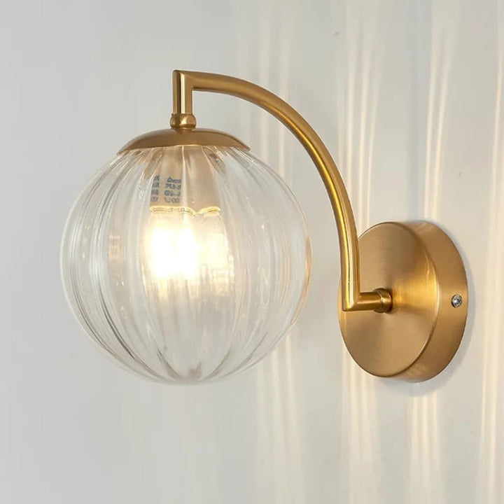 Zeitgenössische skandinavische runde Kugel Eisen Glas 1-Licht Wandlampe für das Wohnzimmer