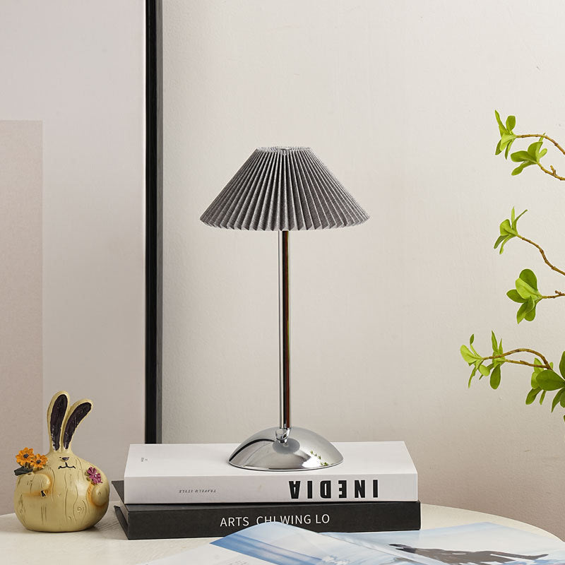 Zeitgenössische skandinavische wiederaufladbare Eisenstoff konisch gefaltete LED Tischlampe für Nachttisch