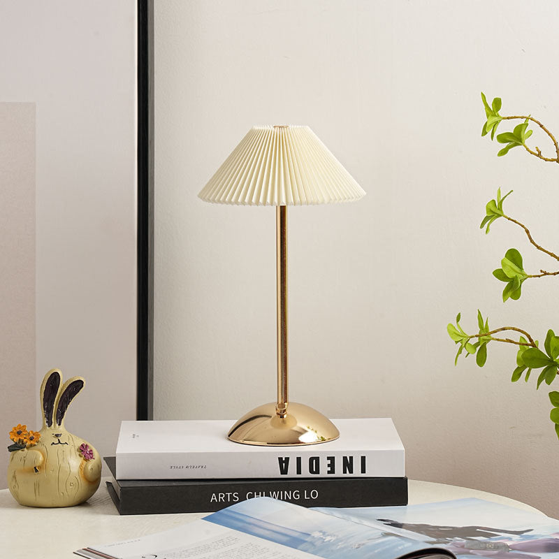 Zeitgenössische skandinavische wiederaufladbare Eisenstoff konisch gefaltete LED Tischlampe für Nachttisch