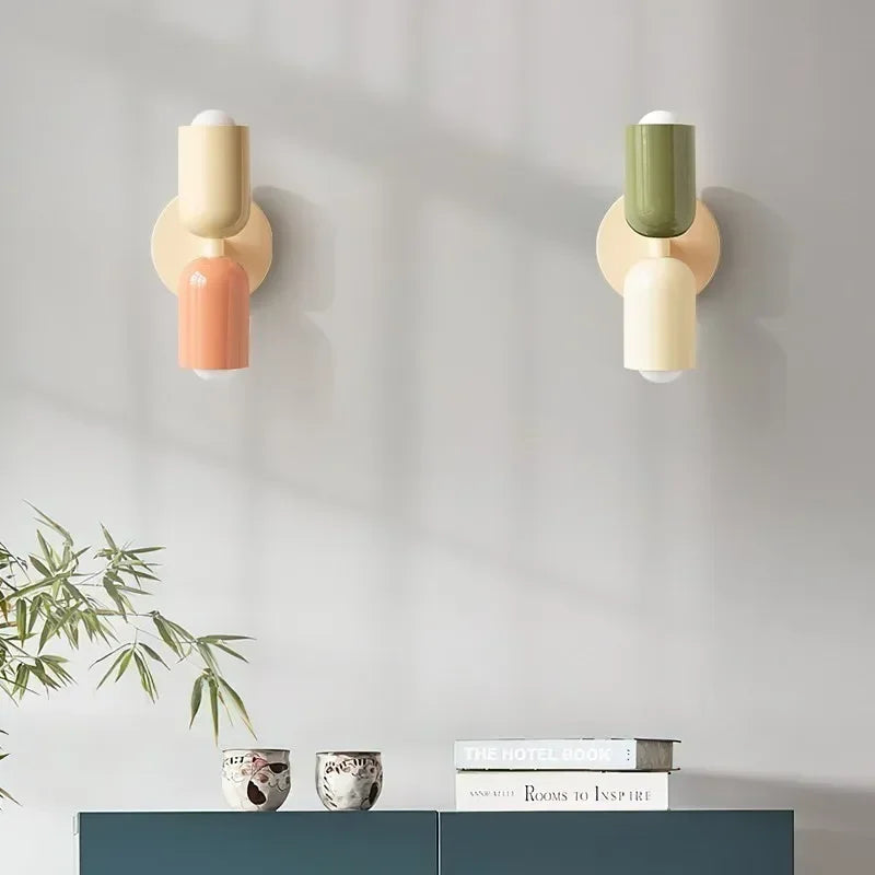 Moderne, minimalistische nordische LED-Wandleuchte in Creme mit zwei Leuchtenköpfen für Wohnzimmer, Schlafzimmer und Arbeitszimmer – ideal als Innendekoration.