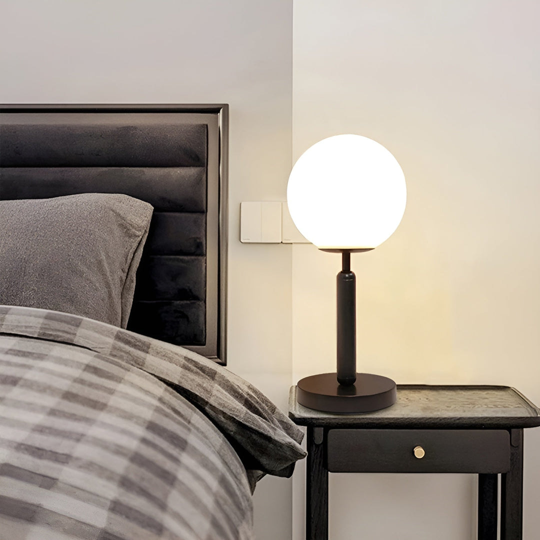SphereShine Luxe Tischlampe aus Glas & Messing Eleganz und LED