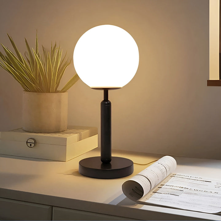 SphereShine Luxe Tischlampe aus Glas & Messing Eleganz und LED