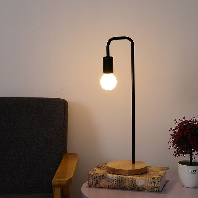 Edison Industrial Nachttischlampe mit Holzfuß und Metallkörper