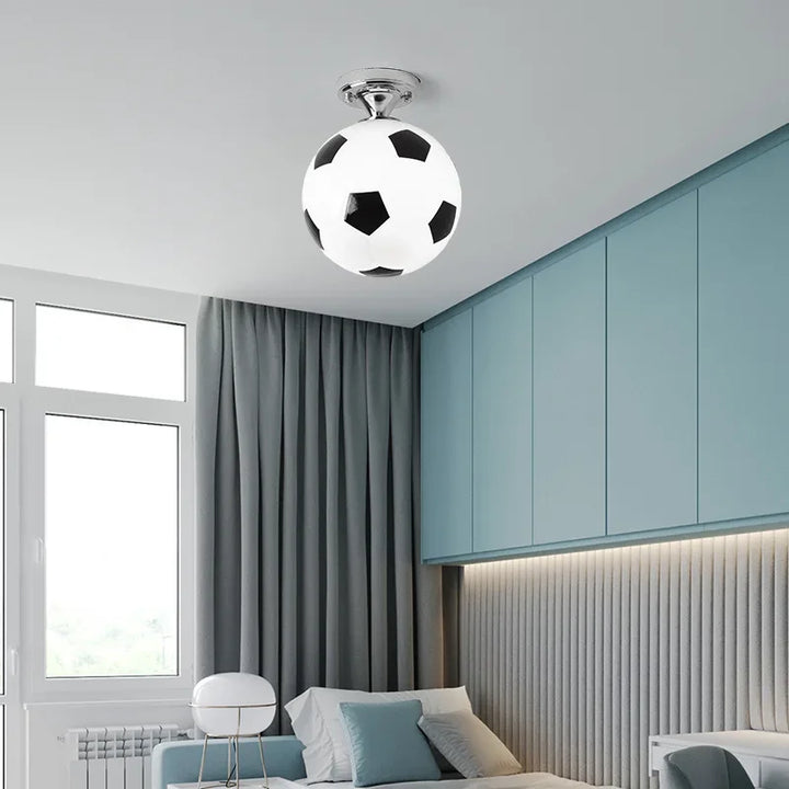 Verspielte Fußball-Deckenleuchte - GoalBright